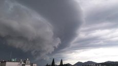 Nuvem gigante chamada ‘shelf cloud’ volta a aparecer em Florianópolis