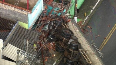 Caminhão tomba, atinge casas e deixa homem ferido em São Paulo