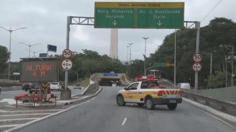 Túnel Ayrton Senna é interditado no sentido Marginal Pinheiros após caminhão entalar e destruir parte da iluminação