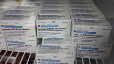 Anvisa pede alteração na bula de vacinas Janssen e AstraZeneca