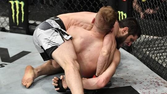 UFC 267: Após finalização no primeiro round, Makhachev quer luta pelo cinturão