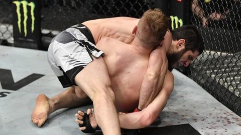 UFC 267: Após finalização no primeiro round, Makhachev quer luta pelo cinturão