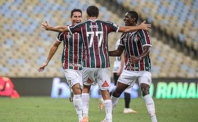 Nenê marca dois, e Fluminense supera Corinthians