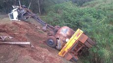 Caminhão que transportava mais de 30 toneladas de linhaça tomba em rodovia de Lençóis Paulista