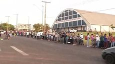 Sorteio de casas populares tem fila com mais de mil pessoas em Pereira Barreto