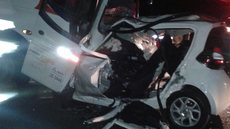 Veículo invade a contramão de rodovia e mãe e filho morrem após batida em ônibus