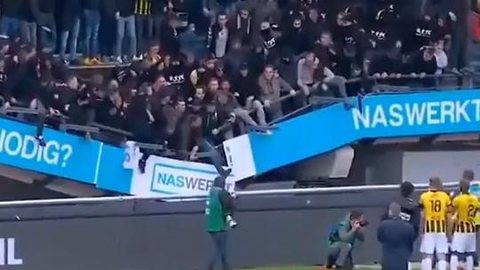 Trecho da arquibancada desaba durante comemoração no Campeonato Holandês