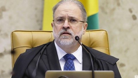 Pedido para investigar Wassef e Bolsonaro está há 55 dias parado na PGR