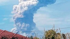 Vulcão entra em erupção em ilha indonésia já devastada por terremoto e tsunami