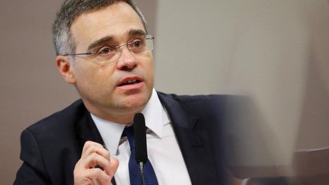 Mendonça nega pedido para se declarar suspeito em notícia-crime contra Bolsonaro