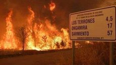 Fortes incêndios na Argentina provocam retiradas e ameaçam casas