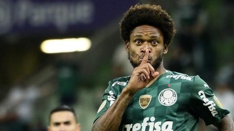 Luiz Adriano é advertido pelo Palmeiras por gesto de silêncio em comemoração