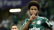 Luiz Adriano é advertido pelo Palmeiras por gesto de silêncio em comemoração