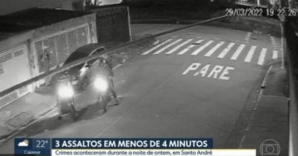 Gangue de motociclistas armados faz arrastão e rouba 3 pessoas em menos de 4 minutos em Santo André, no ABC Paulista