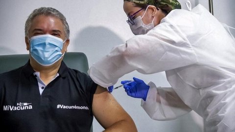 Presidente da Colômbia recebe 1ª dose da vacina contra Covid-19 com pandemia disparada no país