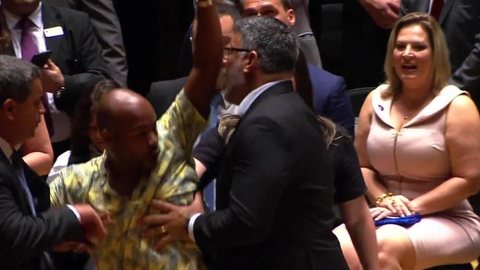Diplomação de eleitos em São Paulo tem confusão entre deputados, PM no palco e acusação de racismo