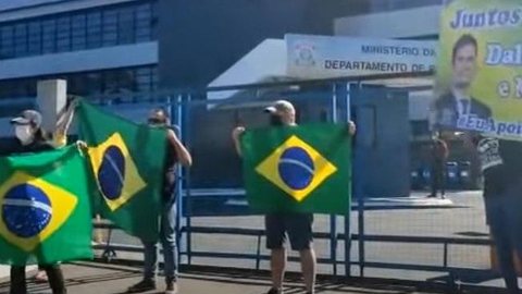 Bolsonaro ou Moro? Ato em frente à Polícia Federal em Curitiba divide apoiadores
