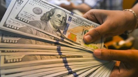 Dólar opera em queda, abaixo de R$ 3,90, na última sessão antes do 1º turno