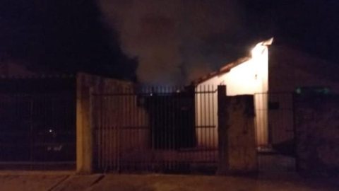 Bombeiros são acionados para controlar incêndio em casa de Pereira Barreto