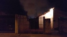 Bombeiros são acionados para controlar incêndio em casa de Pereira Barreto