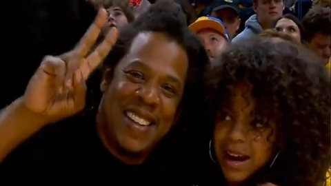 Imagem Vídeo: reação de Blue Ivy ao abraço do pai, Jay-Z, durante jogo da NBA viraliza nas redes sociais