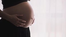 Brasileiras triplicam busca por congelamento de óvulos para adiar maternidade