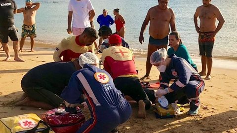 Turista de São Paulo faz mergulho usando prancha puxada por barco e morre em Noronha