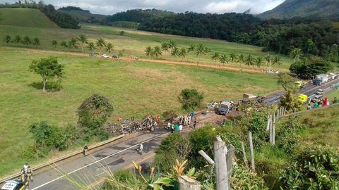 Acidente entre duas ambulâncias, ônibus e carreta deixa 21 mortos na BR-101 em Guarapari no Espírito Santo