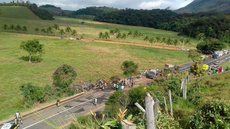 Acidente entre duas ambulâncias, ônibus e carreta deixa 21 mortos na BR-101 em Guarapari no Espírito Santo