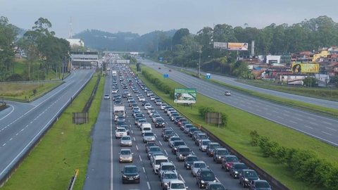 Sistema Anchieta-Imigrantes registra congestionamento no sentido litoral nesta véspera de Ano Novo
