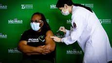 Há um ano, SP vacinava 1ª pessoa contra Covid no Brasil; veja o que mudou e projeções para o futuro