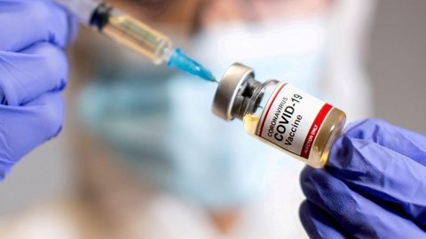 Italiano antivacina tenta enganar enfermeira com braço falso de silicone