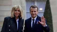 Macron é alvo de protesto durante ida a teatro em Paris