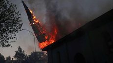 Manifestações no Chile acabam com igrejas incendiadas