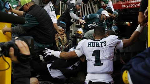 Jalen Hurts quase é atingido por fãs em queda de grade após vitória dos Eagles