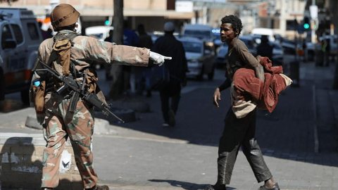 África do Sul criminaliza fake news e põe exército para fiscalizar isolamento