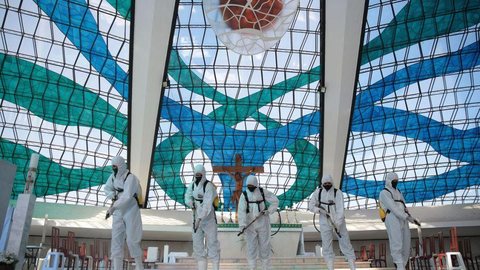 Covid- 19: Catedral de Brasília passa por descontaminação