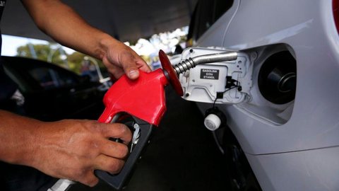 Litro da gasolina sobe R$ 0,09 nas refinarias da Petrobras