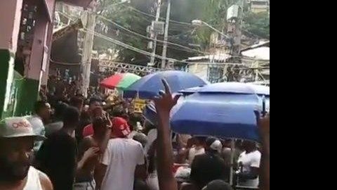 Eduardo Bolsonaro compartilha fake news ironizando festa com tiros em favela