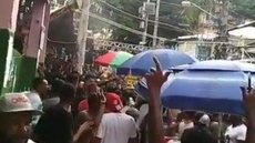 Eduardo Bolsonaro compartilha fake news ironizando festa com tiros em favela