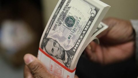 Dólar fecha abaixo de R$ 4 pela 1ª vez em mais de um mês