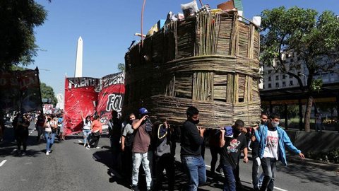 Argentina: tensão política cresce com ações mais duras contra covid-19