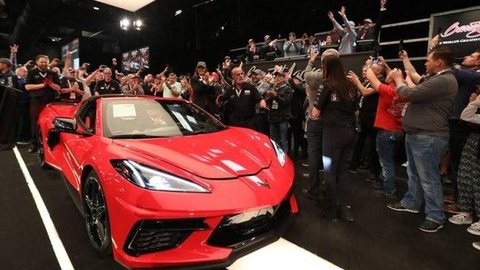 Primeiro Corvette C8 é arrematado nos EUA por US$ 3 milhões