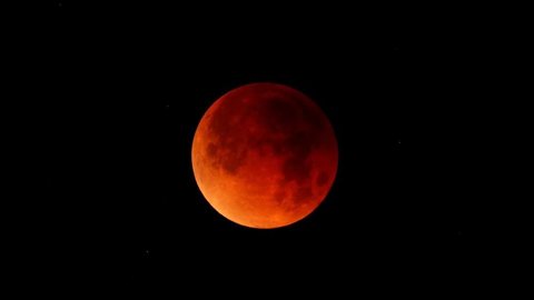Lua de sangue é vermelha pela mesma razão que faz o céu ser azul; entenda