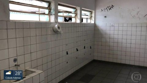 Escolas da rede pública de SP sofrem com falta de encanamento, portas e vidros nos banheiros