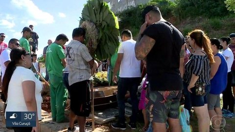 Corpo de motoboy assassinado por bombeiro após briga de trânsito é enterrado