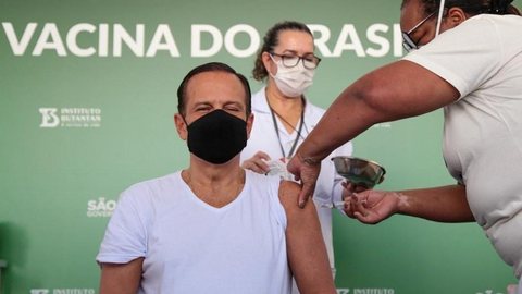 Doria recebe a segunda dose da CoronaVac, vacina contra a Covid-19, em São Paulo