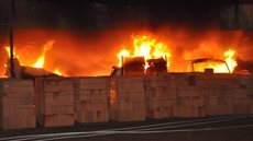 Incêndio destrói parte de fábrica de sorvetes e queima frota de caminhões