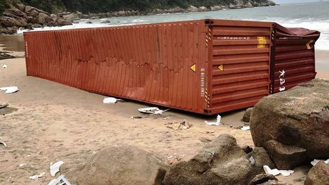 Ibama estabelece uma semana para empresa limpar costa de SP após queda de contêineres no mar