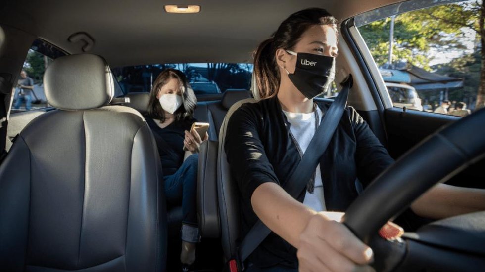Cidade de SP retira obrigatoriedade do uso de máscara em táxis e carros por aplicativo
